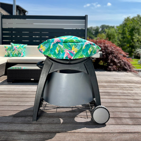 Weber Tischgrill auf Terrasse mit bunter Grillhaube